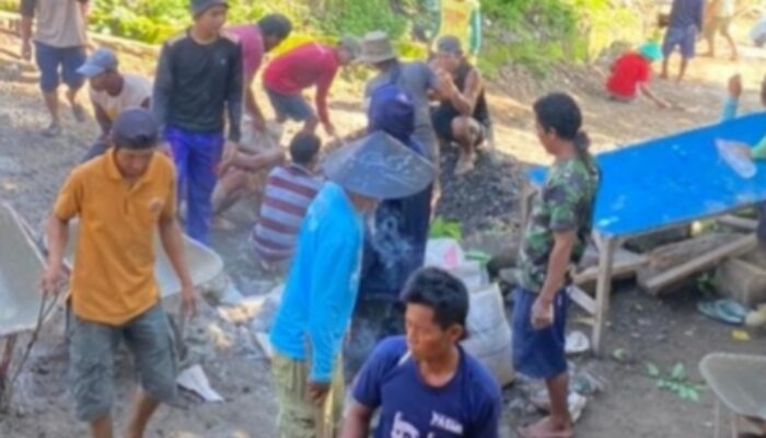 Warga Dusun Sarroanging Kecewa, Infrastruktur Jalan Tak Kunjung Diperbaiki, Pengecoran Mandiri Jadi Pilihan Terakhir.