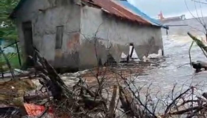 Hidup Dalam Cemas: Ombak Hampir Merobohkan Rumah, Kubus Penahan Tak Dipasang, BWS Kalbar I Harus Bertanggung Jawab