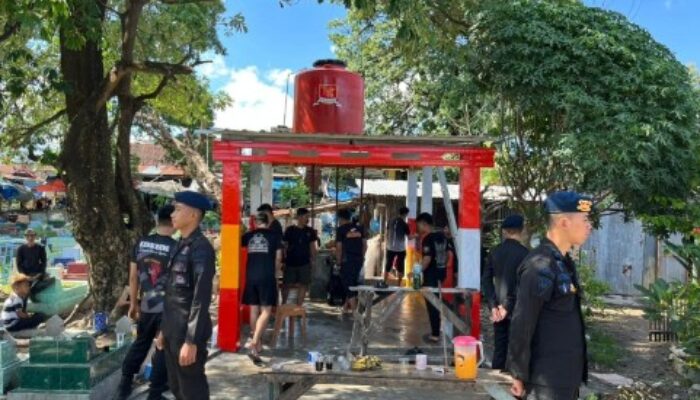 Batalyon A Pelopor Satbrimob Polda Sulsel Renovasi Sumur Umum di Pekuburan Islam Beroangin Makassar