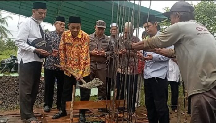 Peletakan Batu Pertama Sekretariat Majelis Taklim Muallaf Kabupaten Ketapang Berlangsung Khidmat
