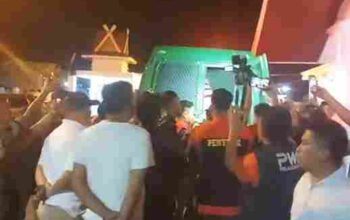 Dua tersangka dugaan penyelewengan pupuk bersubsidi di Kabupaten Pelalawan saat digiring petugas Kejaksaan menuju rumah tahanan.