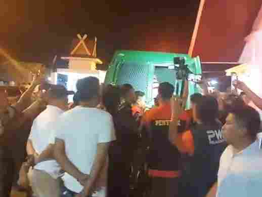 Dua tersangka dugaan penyelewengan pupuk bersubsidi di Kabupaten Pelalawan saat digiring petugas Kejaksaan menuju rumah tahanan.