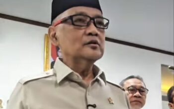 Menteri Haji dan Umrah RI Gus Irfan memberikan pernyataan kepada media saat konferensi pers mengenai optimalisasi dana haji dan umrah dan penguatan peran UMKM dalam ekosistem ekonomi nasional