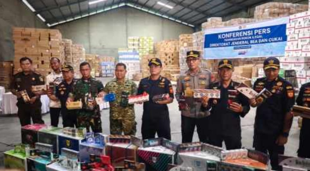 Petugas Bea Cukai menyita 160 juta batang rokok ilegal senilai Rp300 miliar di Pekanbaru Riau