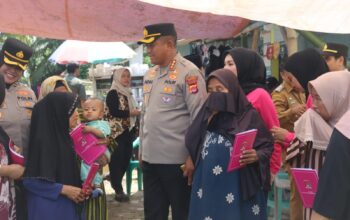 Kapolresta Tangerang Turun Langsung ke Cisoka: Bantuan Kemanusiaan untuk Korban Longsor, Sejauh Mana Perlindungan Warga Rawan Bencana? Kapolresta Tangerang Kombes Pol Andi Muhammad Indra Waspada menyalurkan bantuan kepada warga terdampak tanah longsor di Cisoka Kabupaten Tangerang