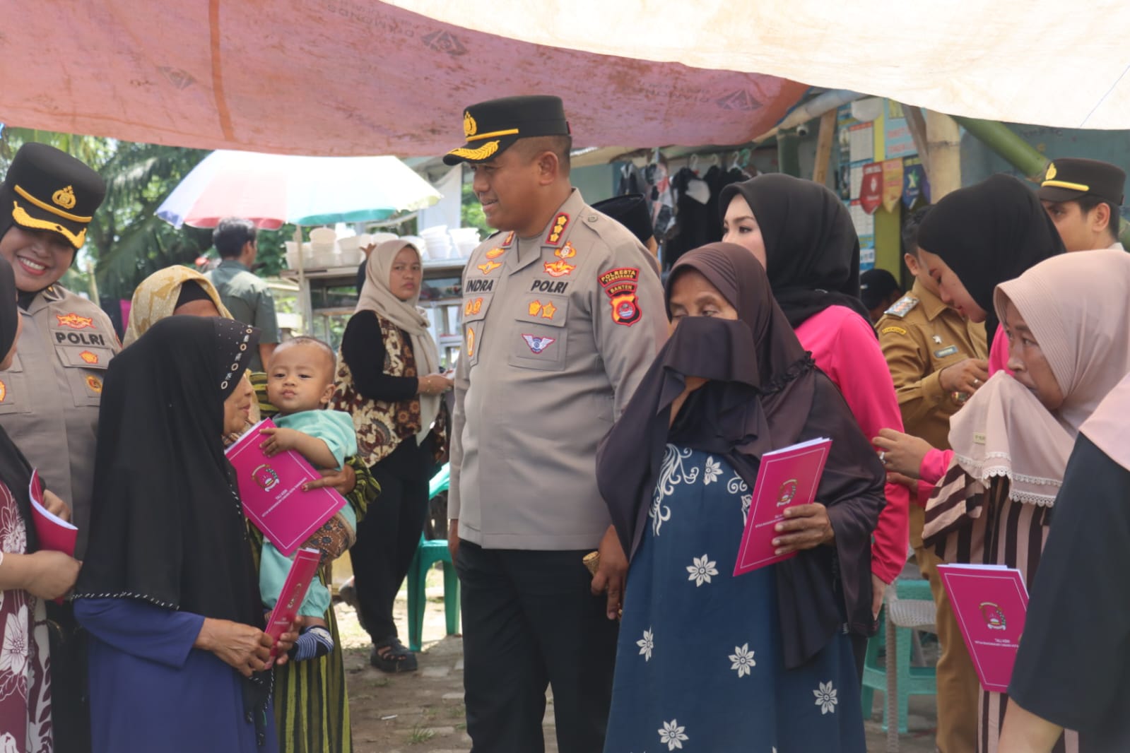 Kapolresta Tangerang Kombes Pol Andi Muhammad Indra Waspada menyalurkan bantuan kepada warga terdampak tanah longsor di Cisoka Kabupaten Tangerang