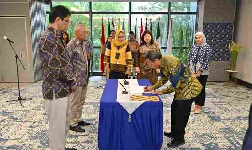 Menteri Keuangan Purbaya Yudhi Sadewa melantik Sukatmo Padmosukarso sebagai Ketua Dewan Direktur LPEI di Jakarta