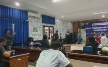 Alt teks: Wali murid SMP Pemda 2 Kesugihan melakukan audensi di Aula Dinas Pendidikan Cilacap.