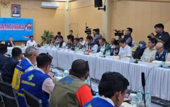 Menteri Perumahan dan Kawasan Permukiman Maruarar Sirait saat rapat koordinasi percepatan pembangunan hunian tetap bagi korban bencana di Banda Aceh, Sumatera Utara, dan Sumatera Barat