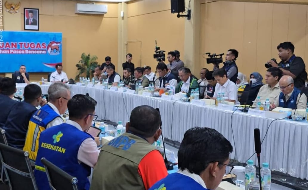 Menteri Perumahan dan Kawasan Permukiman Maruarar Sirait saat rapat koordinasi percepatan pembangunan hunian tetap bagi korban bencana di Banda Aceh, Sumatera Utara, dan Sumatera Barat