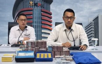 Juru bicara KPK saat konferensi pers menunjukkan barang bukti uang tunai dan logam mulia hasil OTT suap pajak di Jakarta Utara tahun 2026