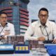 Juru bicara KPK saat konferensi pers menunjukkan barang bukti uang tunai dan logam mulia hasil OTT suap pajak di Jakarta Utara tahun 2026