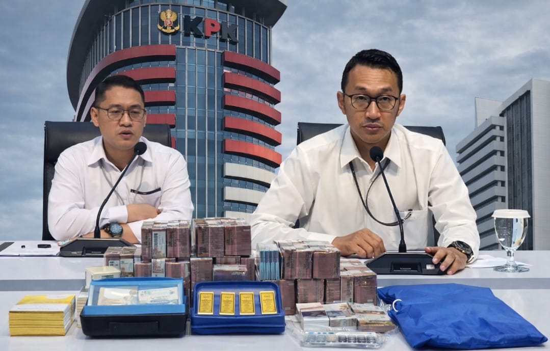Juru bicara KPK saat konferensi pers menunjukkan barang bukti uang tunai dan logam mulia hasil OTT suap pajak di Jakarta Utara tahun 2026