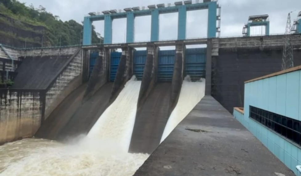 Waduk Koto Panjang, Kampar Riau dengan kondisi elevasi tinggi dan turbin beroperasi.