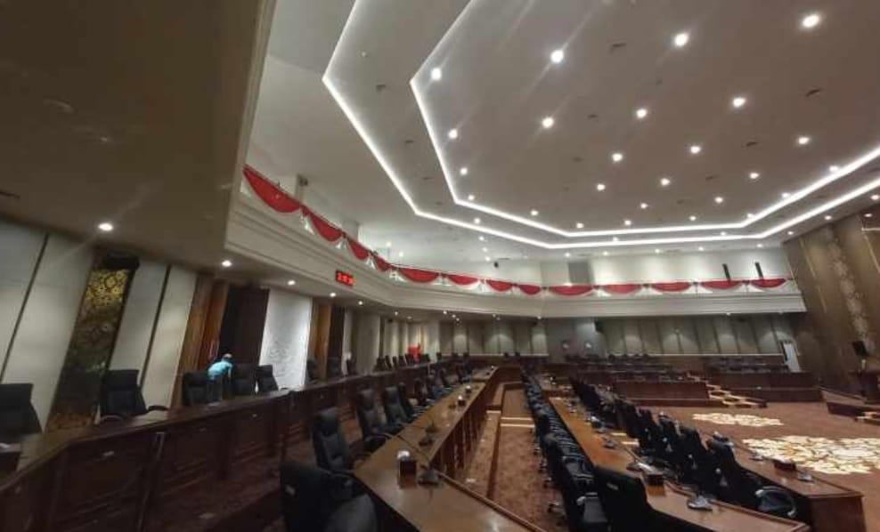 Gedung DPRD Bojonegoro setelah diperbaiki, aman digunakan pasca kerusakan atap akibat angin puting beliung.