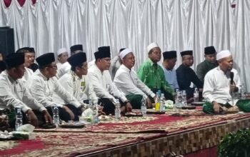 Plt Camat Pangkalan Kuras Rudianto SE dan anggota DPRD Pelalawan menghadiri Isra Mi’raj dan Harlah NU 1 Abad