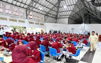 Presiden Prabowo Subianto menyapa siswa saat meninjau Sekolah Rakyat sebagai program pemerataan pendidikan nasional