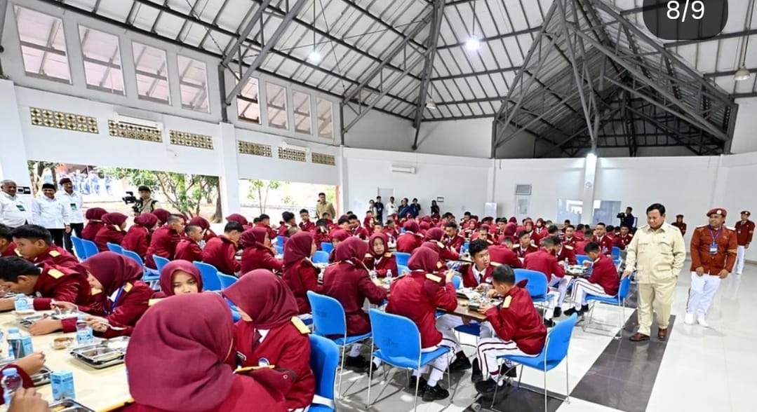 Presiden Prabowo Subianto menyapa siswa saat meninjau Sekolah Rakyat sebagai program pemerataan pendidikan nasional