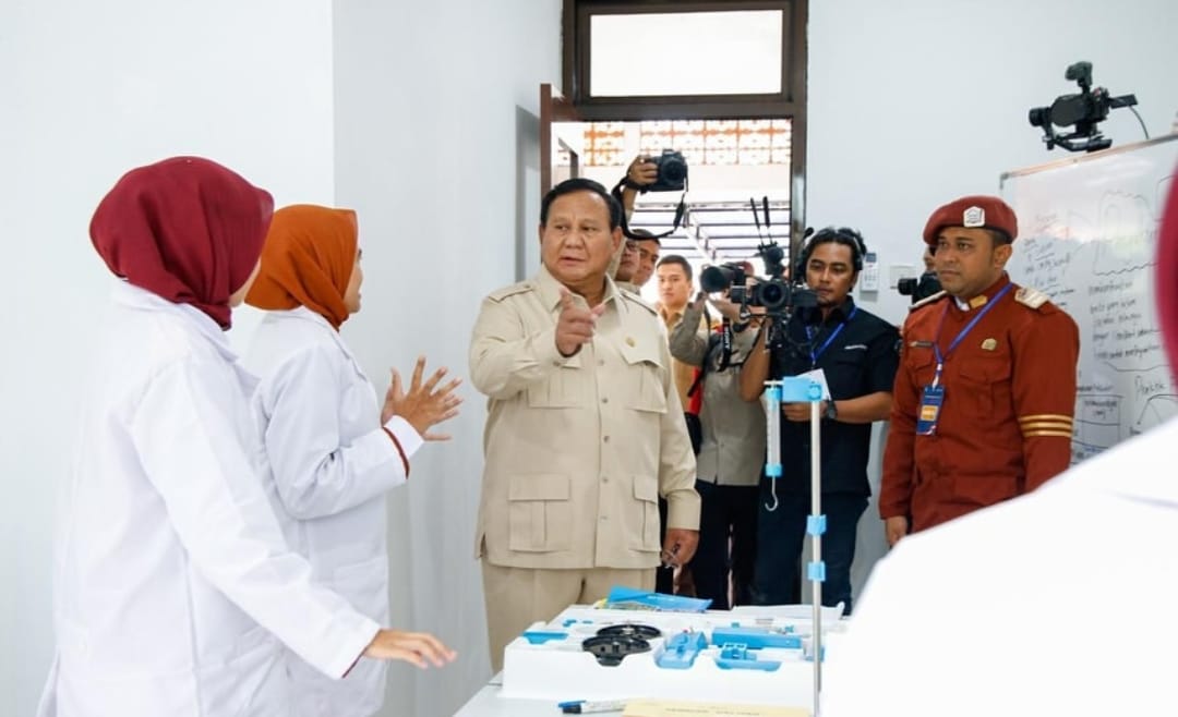 Presiden Prabowo Subianto meninjau fasilitas Sekolah Rakyat Terpadu 9 Banjarbaru Kalimantan Selatan