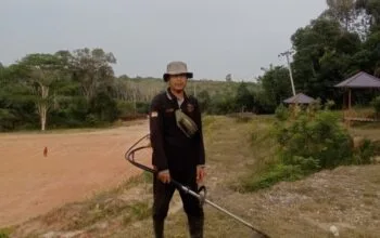 Bagok memunguti sampah di Jalan Duadin, Desa Sialang Bungkuk, Pelalawan, Riau, menjadi inspirasi nasional peduli kebersihan
