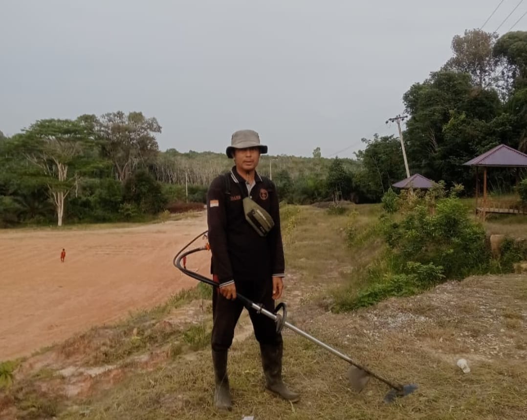 Bagok memunguti sampah di Jalan Duadin, Desa Sialang Bungkuk, Pelalawan, Riau, menjadi inspirasi nasional peduli kebersihan
