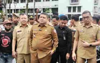 Wali Kota Makassar Munafri Arifuddin menghadapi demonstran pedagang di Balai Kota Makassar