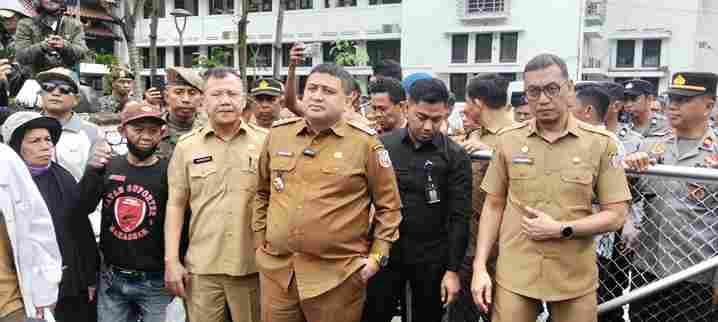 Wali Kota Makassar Munafri Arifuddin menghadapi demonstran pedagang di Balai Kota Makassar