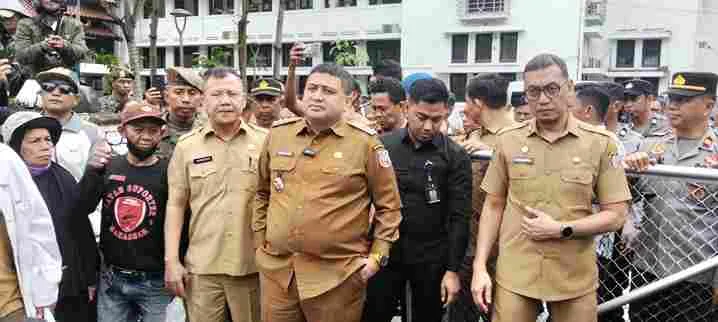 Wali Kota Makassar Munafri Arifuddin menghadapi demonstran pedagang di Balai Kota Makassar