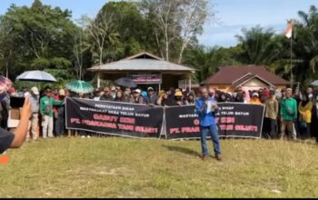 Warga Desa Teluk Bayur menggelar Musyawarah Rakyat membahas konflik lahan perkebunan di Ketapang