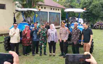 Bupati Musi Rawas Hj Ratna Machmud menyerahkan traktor roda 4 kepada perwakilan kelompok tani di Musi Rawas, Sumatera Selatan, disaksikan pejabat daerah dan aparat keamanan.