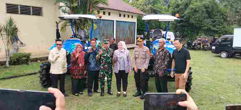 Bupati Musi Rawas Hj Ratna Machmud menyerahkan traktor roda 4 kepada perwakilan kelompok tani di Musi Rawas, Sumatera Selatan, disaksikan pejabat daerah dan aparat keamanan.