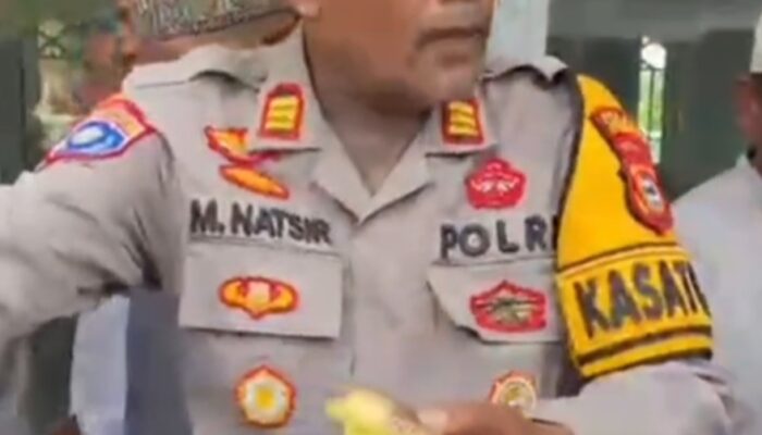 Polres Jeneponto Berbagi Nasi Bungkus kepada Jamaah Salat Jumat