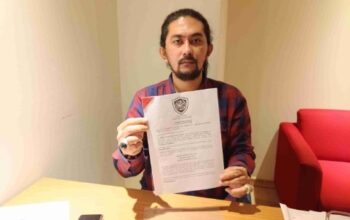 Ketua DPRD Kabupaten Soppeng Andi Muhammad Farid bersama kuasa hukum menunjukkan dokumen klarifikasi di Makassar terkait polemik penempatan PPPK Paruh Waktu dan isu dugaan penganiayaan ASN BKPSDM.