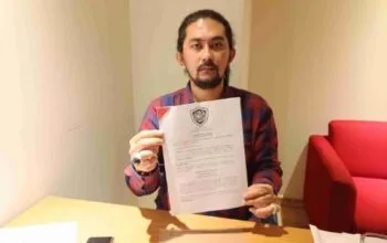 Ketua DPRD Kabupaten Soppeng Andi Muhammad Farid bersama kuasa hukum menunjukkan dokumen klarifikasi di Makassar terkait polemik penempatan PPPK Paruh Waktu dan isu dugaan penganiayaan ASN BKPSDM.