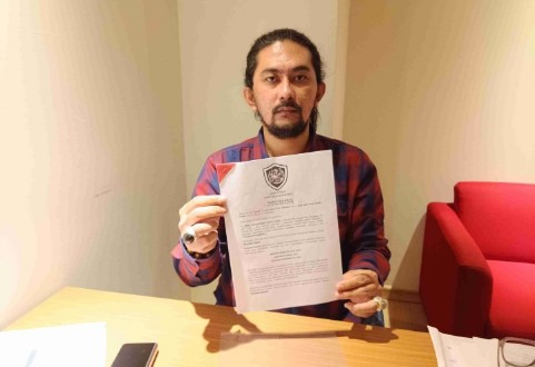 Ketua DPRD Kabupaten Soppeng Andi Muhammad Farid bersama kuasa hukum menunjukkan dokumen klarifikasi di Makassar terkait polemik penempatan PPPK Paruh Waktu dan isu dugaan penganiayaan ASN BKPSDM.