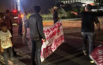 Aksi ratusan warga Pangkalan Kuras memblokade Jalan Datuk Laksamana sebagai bentuk penolakan penggunaan jalan umum oleh kendaraan PT Arara Abadi di Pelalawan, Riau