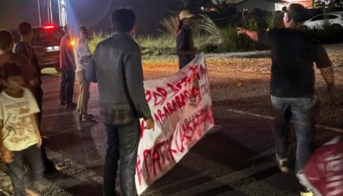 Ratusan Warga Pangkalan Kuras Blokade Jalan Datuk Laksamana, Izin Penggunaan PT Arara Abadi Dipertanyakan Publik: Sampai Kapan?