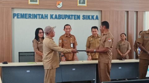 Sekda Sikka Adrianus Firminus Parera memimpin serah terima jabatan pejabat pimpinan tinggi pratama di Kantor Bupati Sikka
