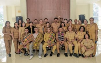 Pisah sambut Kepala Dinas Kearsipan dan Perpustakaan Kabupaten Sikka dari Lukas Lawe kepada Very Awales di Maumere