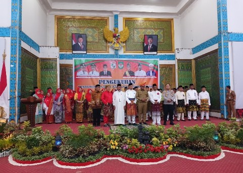 Bupati Pelalawan H. Zukri SM mengukuhkan pengurus Majelis Kemajuan Pembangunan Kabupaten Pelalawan periode 2025–2030