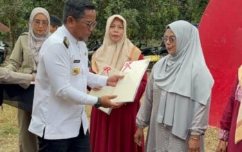 Sertifikat Redistribusi Tanah 2025 Diserahkan di Pelalawan: Apa Pesan Bupati Zukri ke Warga? Bupati Pelalawan H. Zukri SM menyerahkan sertifikat redistribusi tanah kepada warga Desa Dundangan tahun 2025