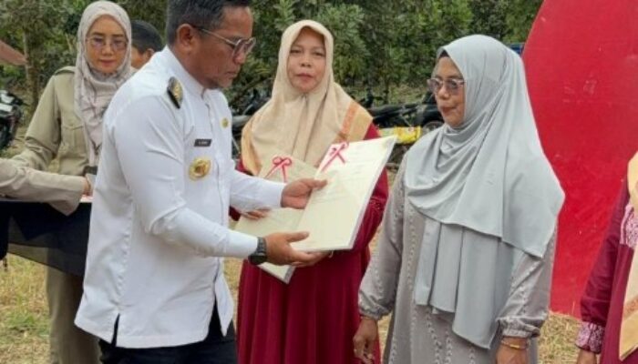 Sertifikat Redistribusi Tanah 2025 Diserahkan di Pelalawan: Apa Pesan Bupati Zukri ke Warga?