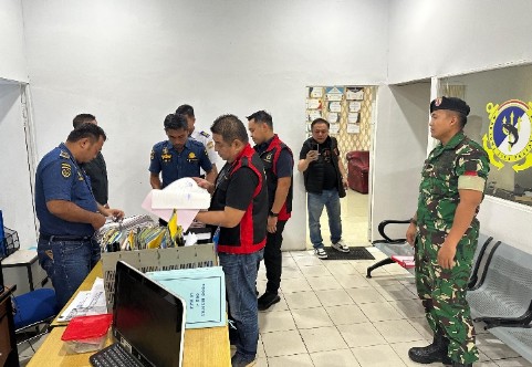 Tim penyidik Kejati Kalbar melakukan penggeledahan di Kantor KSOP Ketapang terkait dugaan korupsi ekspor bauksit