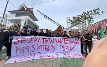 Aksi HMI Pelalawan di depan Kantor Kejari menuntut penetapan tersangka dugaan korupsi pupuk subsidi.