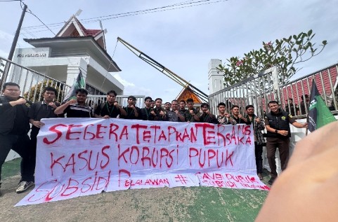 Aksi HMI Pelalawan di depan Kantor Kejari menuntut penetapan tersangka dugaan korupsi pupuk subsidi.