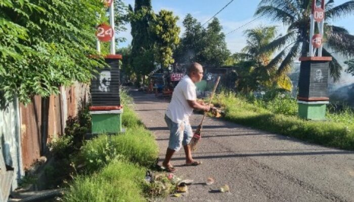 Gotong Royong Warga Kabor Maumere Bersihkan Jalan Heet Wolokoli — Masih Pantaskah Disebut “Kabupaten Sampah”?