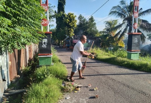 Warga Kelurahan Kabor Maumere gotong royong membersihkan Jalan Heet Wolokoli demi lingkungan bersih