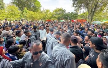 Wapres Gibran Rajabuming meninjau pengungsi banjir di Banjar.