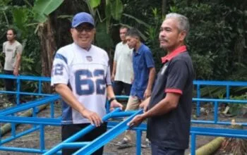 H.M Bakri Wakil Ketua Komisi II DPRD Pelalawan menyerahkan tenda limbung pesta kepada warga Kampung Baru Kelurahan Sorek Satu