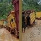 Truk angkutan buah kelapa sawit melintas di ruas Jalan Kekurak–Mahawa Kecamatan Tumbang Titi Kabupaten Ketapang yang rusak parah dan berlumpur